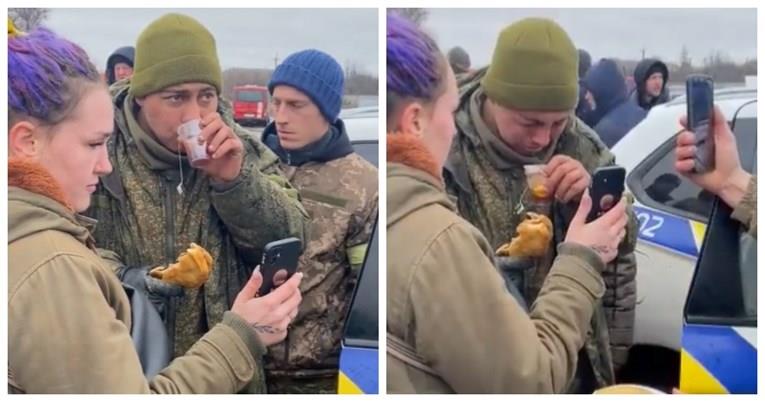 Украинци му даваат храна и чај на руски војник, снимката е хит (ВИДЕО)