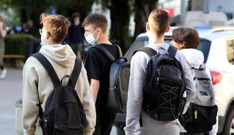 Словенија ја укинува обврската за носење маски во училиштата, одобрена вакцинација за малолетни