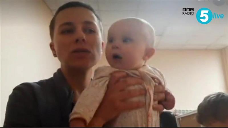 Мајка од Киев ги учи своите деца како да избегнуваат бомби (ВИДЕО)