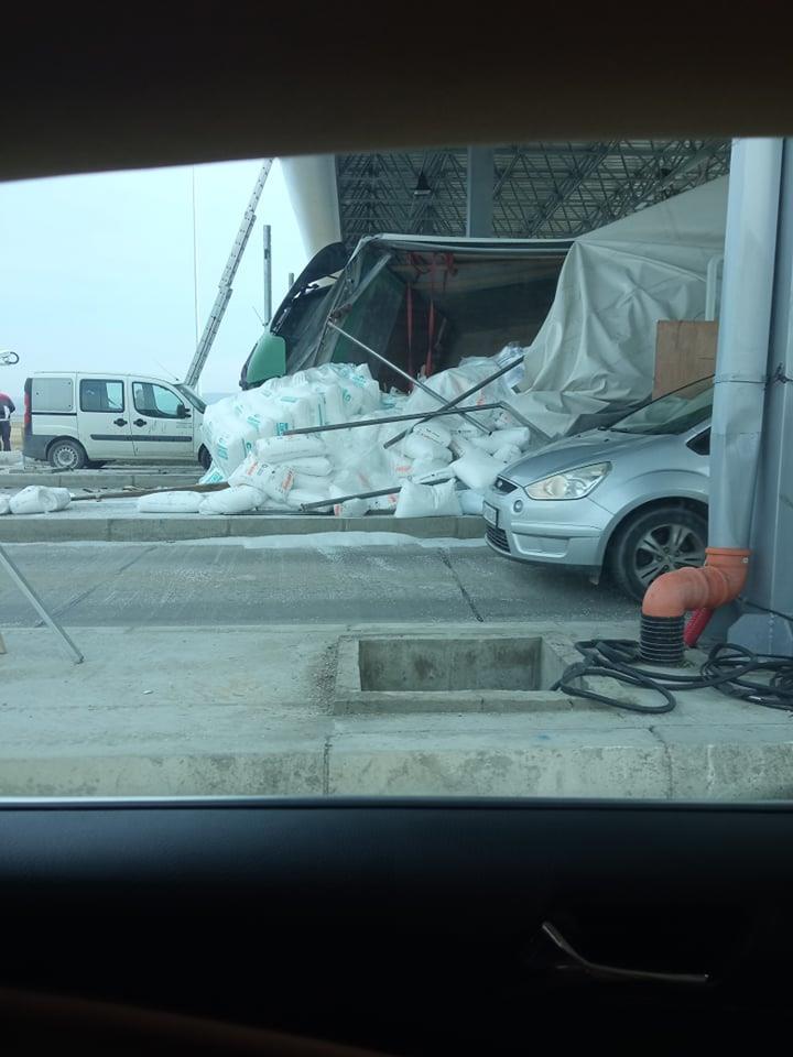 Фото: Камион се преврте на новата патарина на автопатот Штип-Скопје