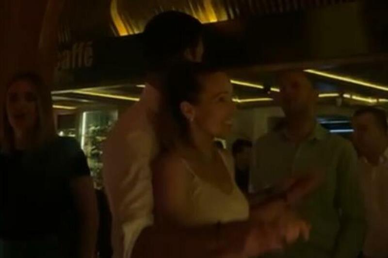 Ѓоковиќ со сопругата Јелена на луда забава во Белград (ВИДЕО)