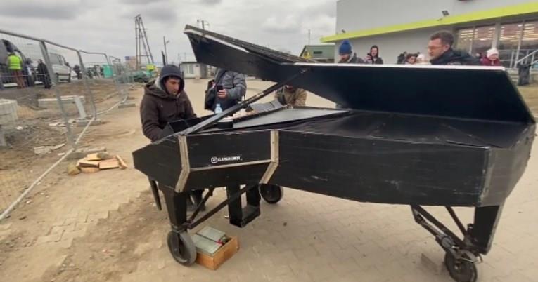 Германец им свири на украинските бегалци на полската граница: Доста слушаа бомби (ВИДЕО)