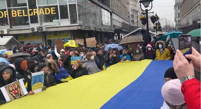 Протест за поддршка на Украина во Белград, запален е руски пасош : Путине, Хитлеру! 