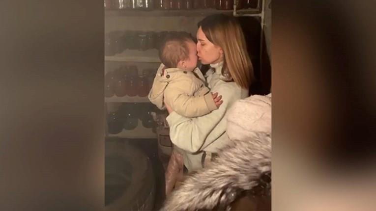 Мајка на три мали деца од Херсон: Кога нешто експлодира, ги учам да не трчаат кон мене (ВИДЕО)