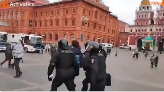 Видео: Во Москва уапсена жена поради  парола- „Два збора“