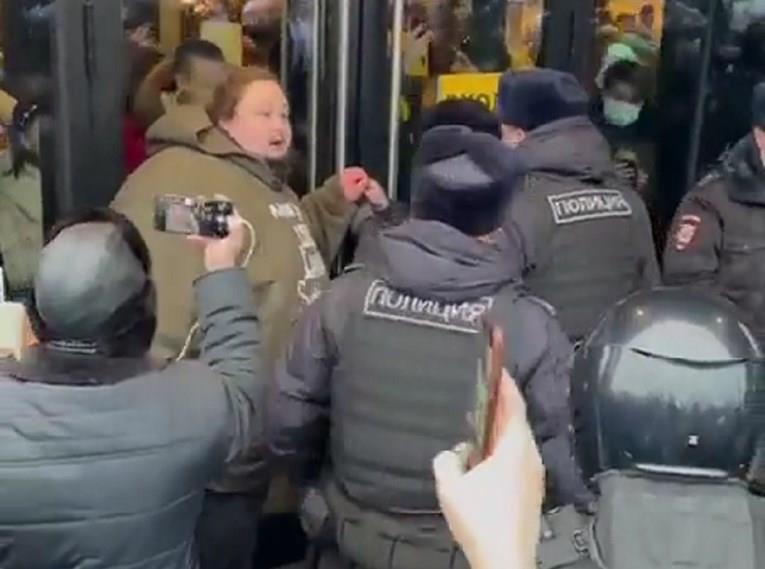 Познат руски пијанист со лисици се врза за затворениот Мекдоналдс: Ова е насилство (ВИДЕО)