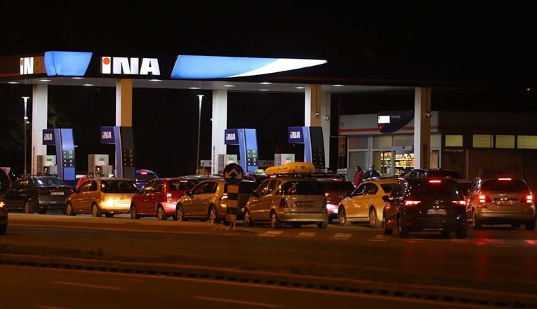 Колони возила на бензинските во Загреб пред големото поскапување на дериватите (ВИДЕО)