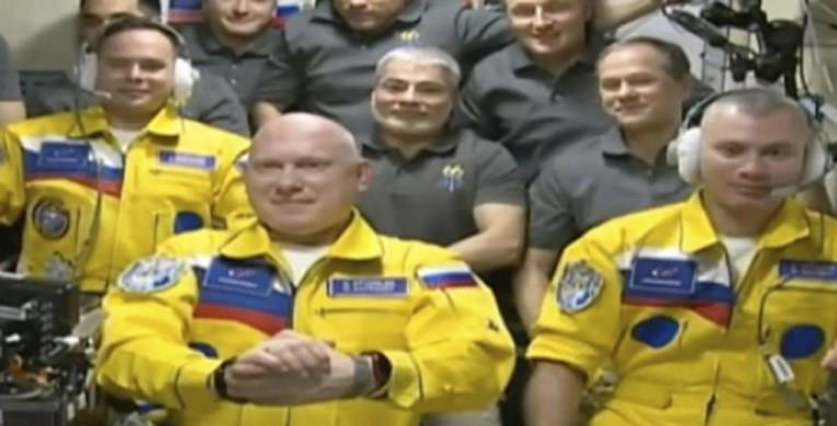 Руските космонаути стигнаа на МВС во боите на украинското знаме (ВИДЕО)