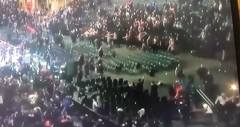 Општа тепачка на боречки спектакл, летаа столчиња...(ВИДЕО)
