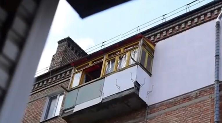 Жител на Миколаев секој ден на пладне на балконот ја свири украинската химна (ВИДЕО)