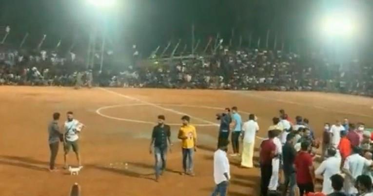 Се урна трибина среде фудбалски натпревар во Индија, над 200 повредени (ВИДЕО)