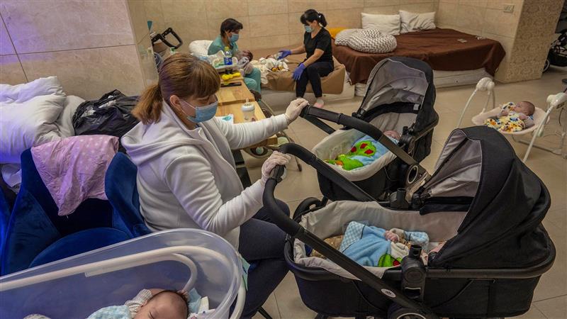 Родителите од странство не можат да си ги преземат бебињата од киевската клиника (ВИДЕО)
