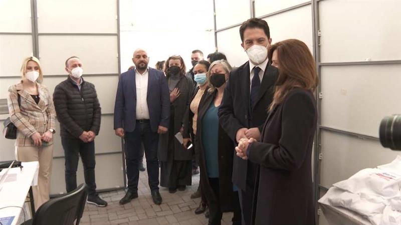 Маските во училиштата засега остануваат, владата чека да види каква ќе биде ситуацијата