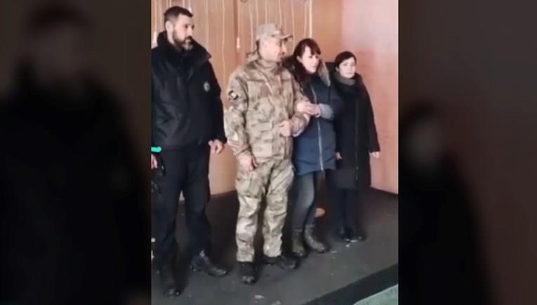 Љубовта победува: Свадба во скривница во опколениот Мариупол (ФОТО)