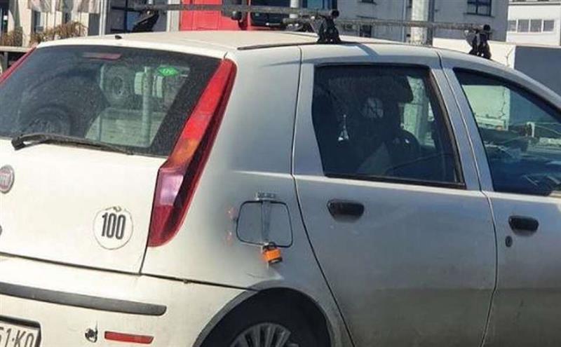 Погледнете како овој возач го чува резервоарот од можна кражба на гориво