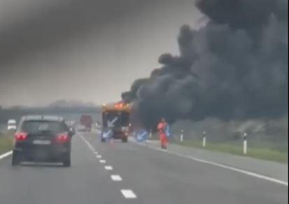 Видео: Се запали камион на автопатот А3 во Хрватска