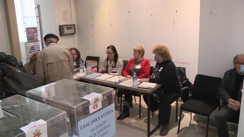 Тројни избори во Србија, независните медиуми објавуваат видеа со снимани бројни неправилности