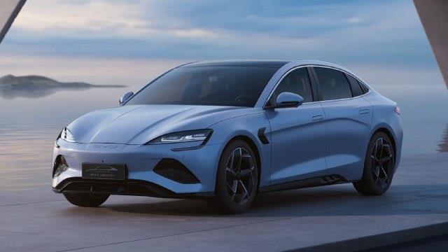 Фото: „Tesla Model 3“ добива опасен ривал од Кина