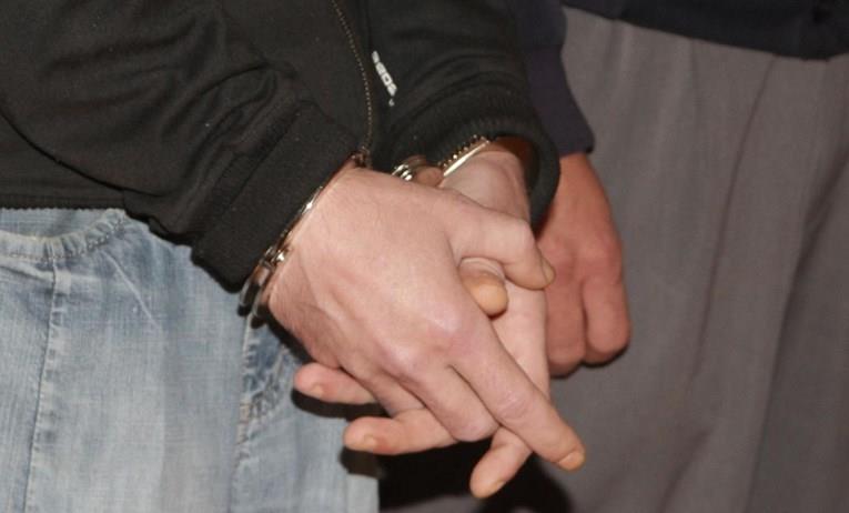 Ужас во Панчево: Маж ја врзал сопругата за кревет и ѝ истурил киселина во очите