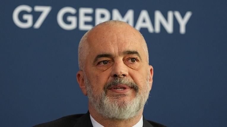 Еди Рама бил исфрлен од авион со полициска придружба- не сакал да носи маска 