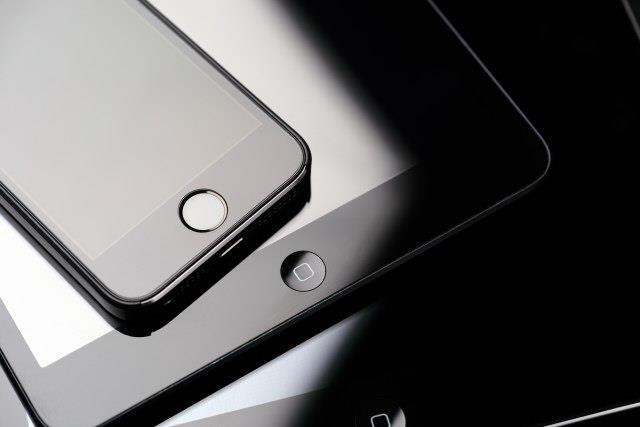 Бразил: „Apple“ мора да му плати 1000 долари на купувач бидејќи „iPhone“ не доаѓа со полнач