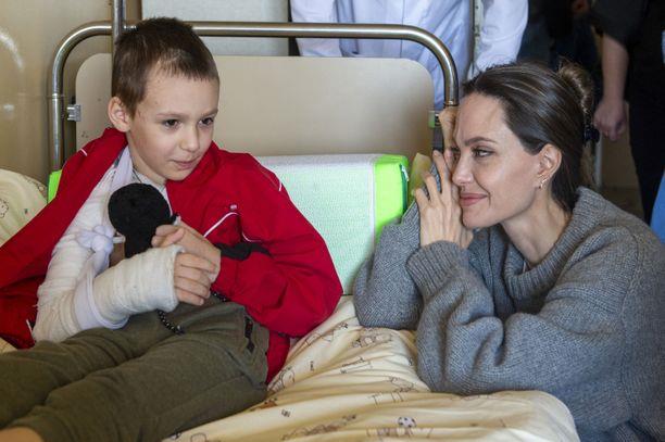 Анџелина Џоли во тајност посетила сиропиталиште во Украина 