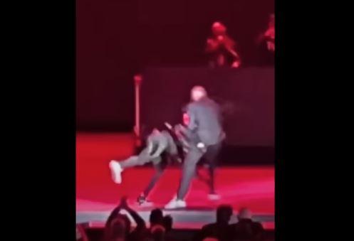Видео: Комичарот Дејв Шапел нападнат на настап