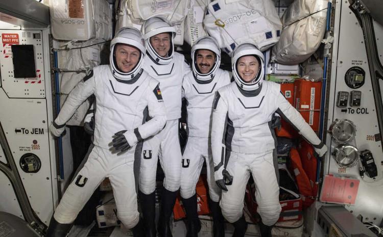 Астронаутите од ISS успешно се вратија на земјата со капсулатa Space-X