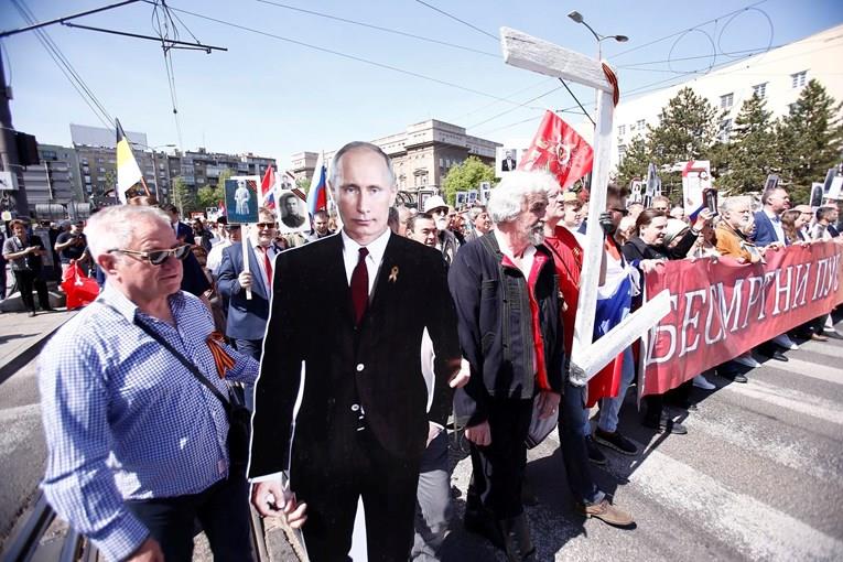 Путин од картон на маршот во Белград: Да живее Русија (ФОТО)