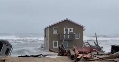 Океанот збриша викендички од плажа во Северна Каролина (ВИДЕО)