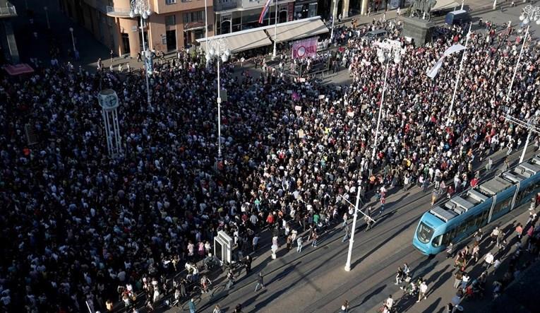Масовни протести низ Хрватска за правото на бесплатен абортус (ВИДЕО)
