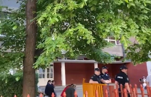 Во повеќе од 100 основни училишта во Белград, утринава добиле лажни  дојави за бомби