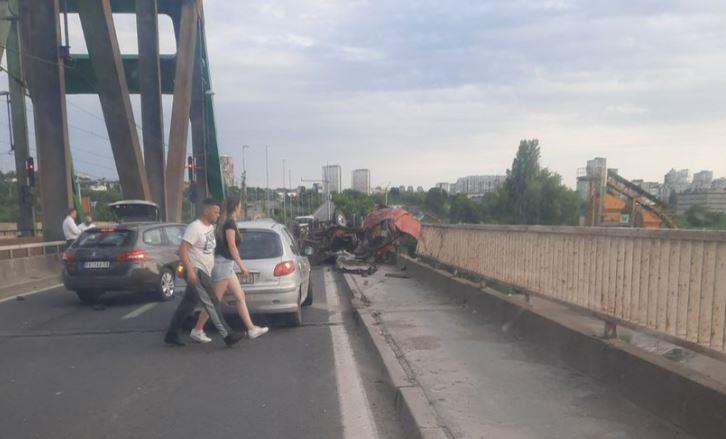 Страшен судар на мост во Србија: Камион целосно смачкан