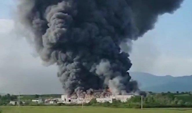Видео: Голем пожар во фабрика во Бихаќ