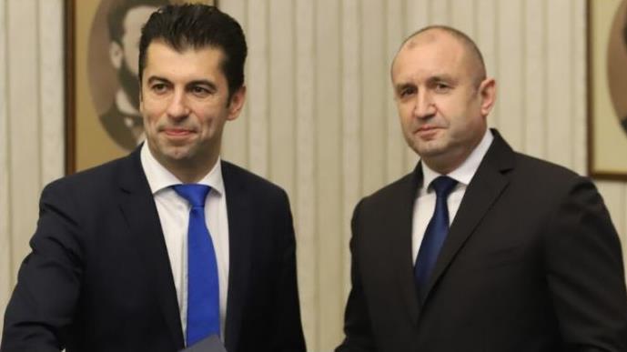 Радев и Петков на средба со Макрон за повлекување на бугарското вето за земјава