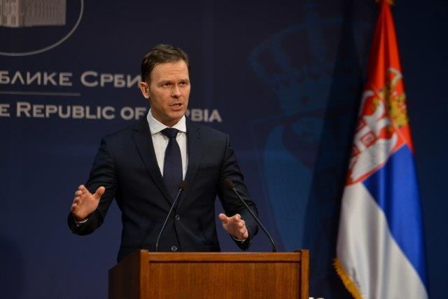 Mладите во Србија денеска ќе добијат по 100 евра помош од државата