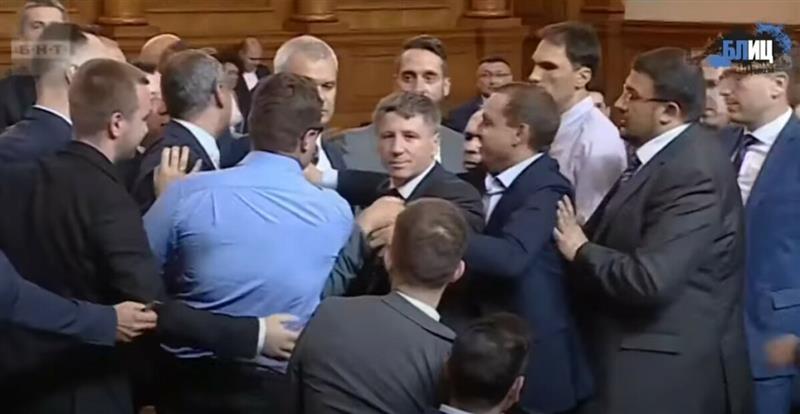 Тепачка во бугарскиот парламент: Немојте пред гостите, има и деца! (ВИДЕО)