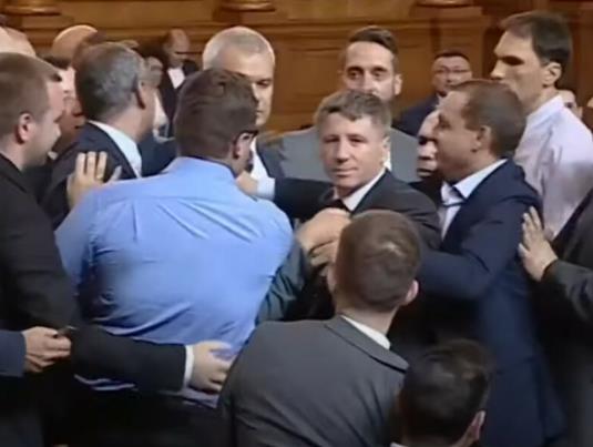 Видео: За малку е избегната тепачка во бугарското собрание