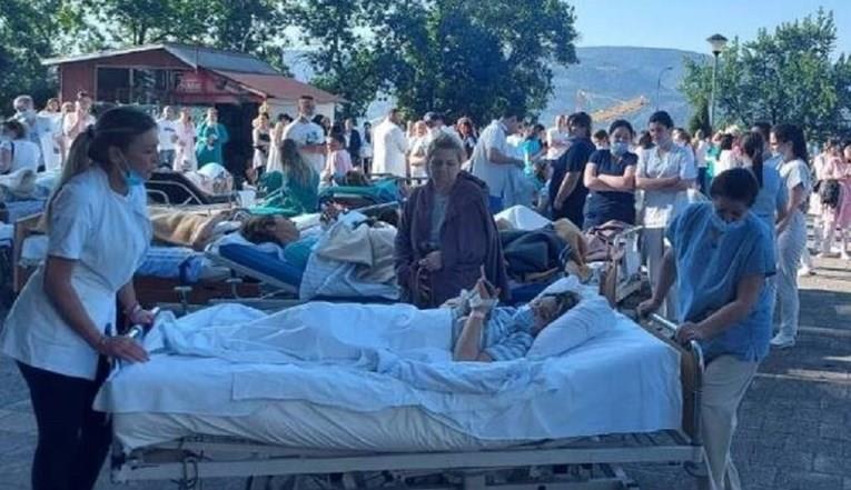 Поради закана со бомба, евакуирани пациентите од болницата во Бања Лука (ВИДЕО)