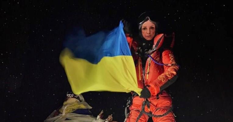 Русинка го развиори украинското знаме на врвот на Монт Еверест (ВИДЕО)