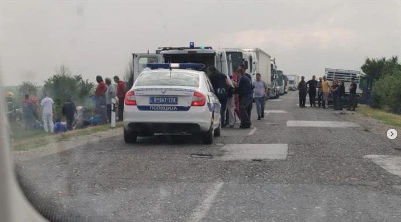 Фото: Сообраќајка крај Белград, еден загинат, 16 повредени