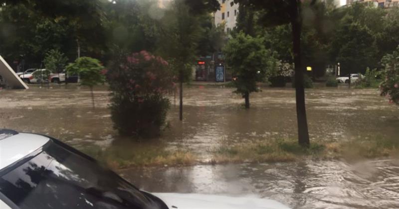 Невреме во Албанија однесе еден живот и поплави градови