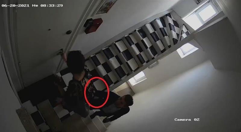 ПИК.бг: Скандалозно видео на кое наводно Петков ја допира Бориславова за задник