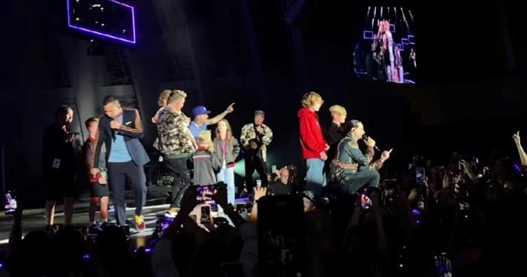 Backstreet Boys со специјални гости на концертот во Лос Анџелес, публиката воодушевена (ВИДЕО)