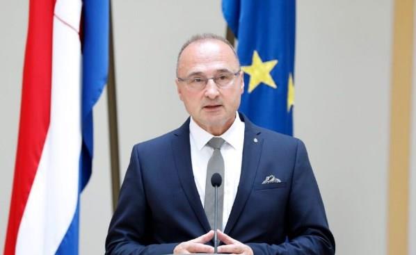 Шефот на хрватската дипломатија Гордан Грлиќ- Радман, има корона 