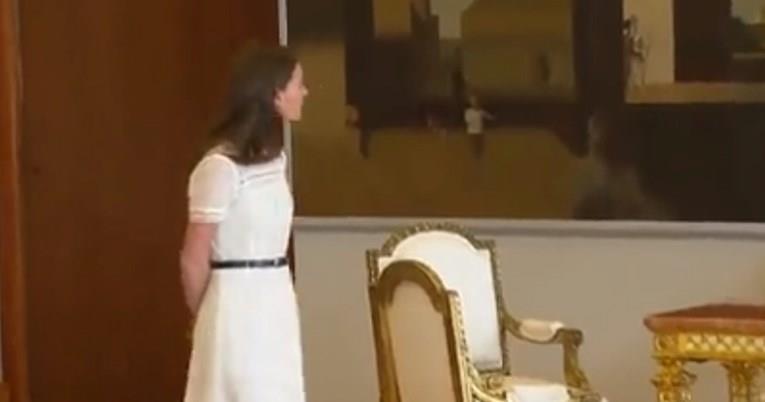 Хрватскиот претседател ја остави финската премиерка Марин да го чека, разледуваше слики (ВИДЕО)