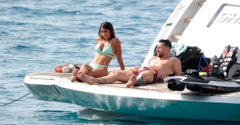 Меси се одмора на јахта, сите гледаат во неговата сопруга (ФОТО)