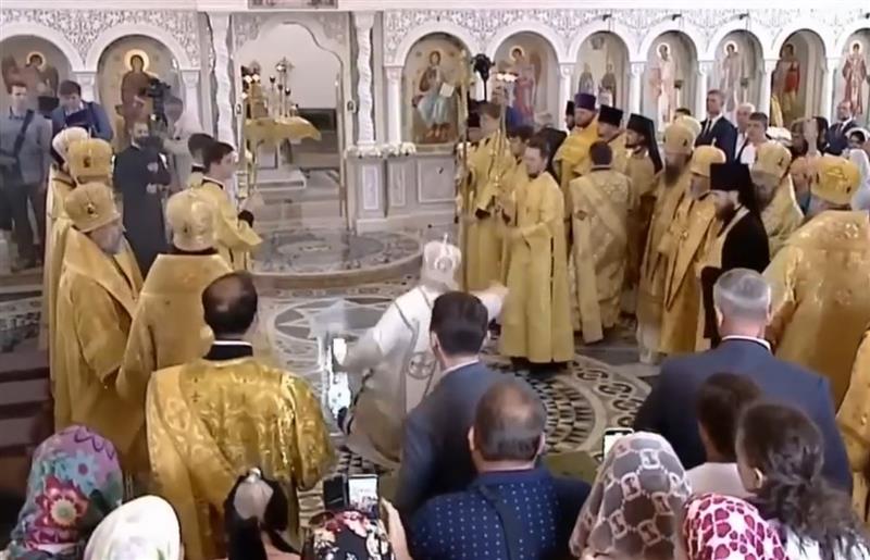 Видео: Рускиот Патријарх Кирил падна за време на осветувањето на црквата во Новоросиск
