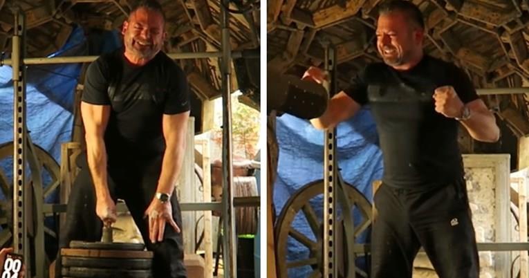 Британец собори светски рекорд, со средниот прст подигна 130 килограми (ВИДЕО)