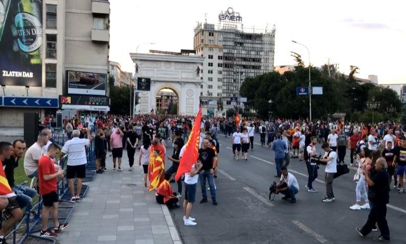 Протестот против францускиот предлог продолжи пред Собранието